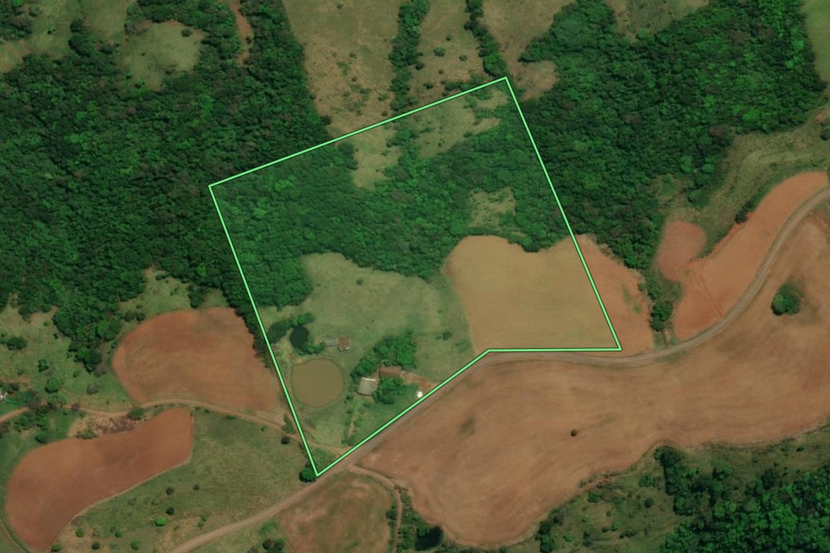 Imagem de satélite do imóvel rural em Barra Bonita (SC), com o contorno declarado no CAR desenhado por cima.