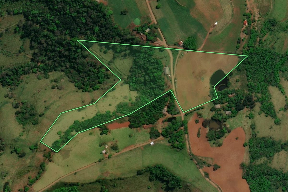 Imagem de satélite do imóvel rural em Barra Bonita (SC), com o contorno declarado no CAR desenhado por cima.