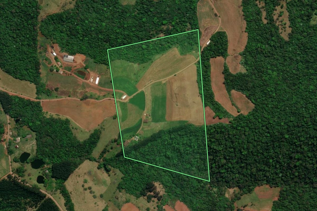 Imagem de satélite do imóvel rural em Barra Bonita (SC), com o contorno declarado no CAR desenhado por cima.