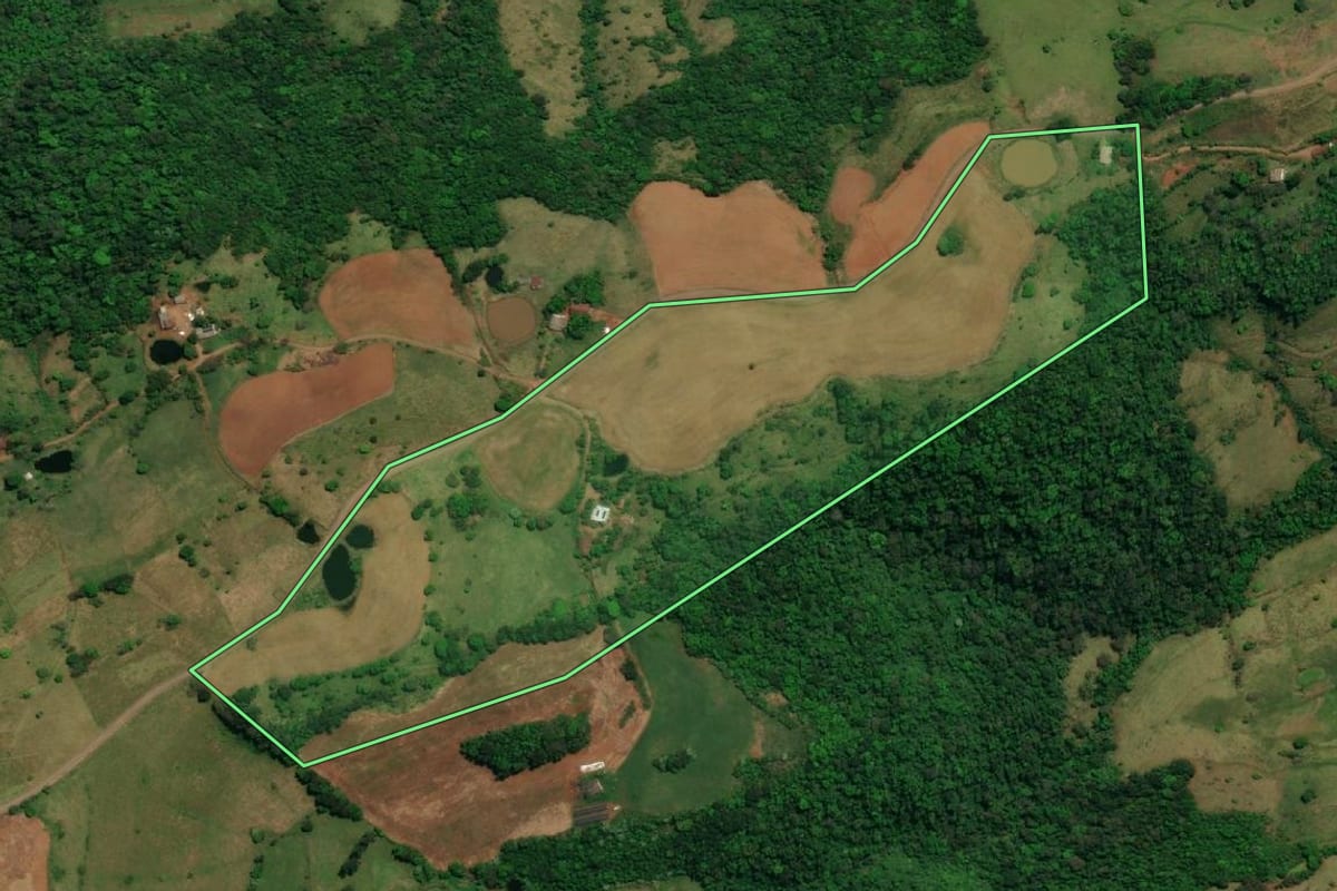 Imagem de satélite do imóvel rural em Barra Bonita (SC), com o contorno declarado no CAR desenhado por cima.