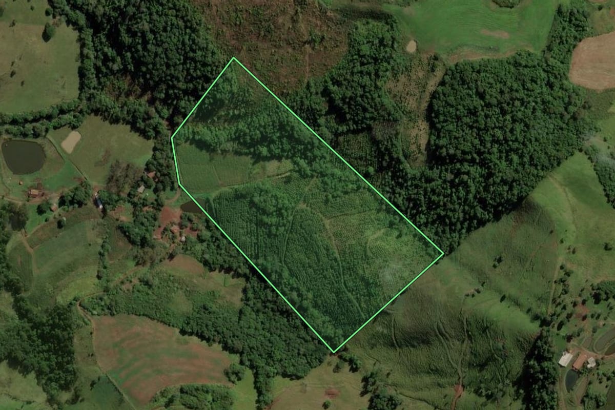 Imagem de satélite do imóvel rural em Barra Bonita (SC), com o contorno declarado no CAR desenhado por cima.