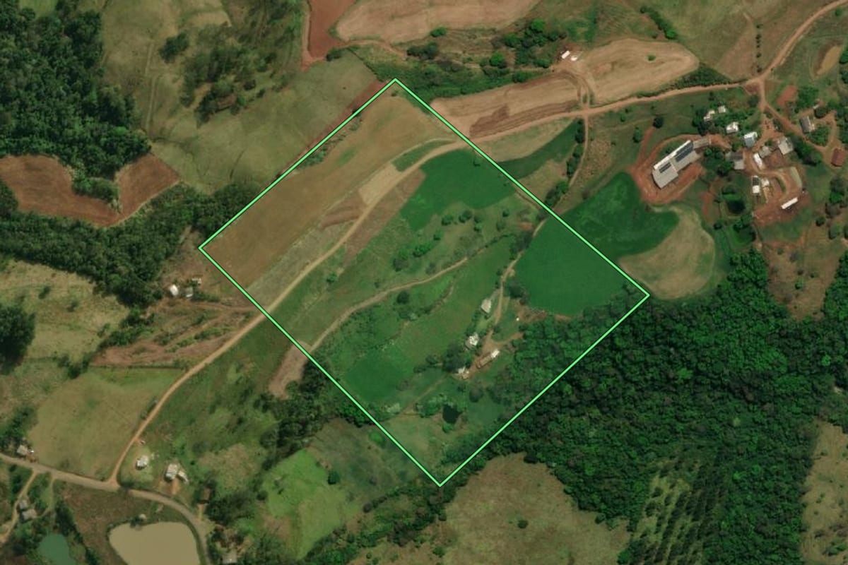 Imagem de satélite do imóvel rural em Barra Bonita (SC), com o contorno declarado no CAR desenhado por cima.