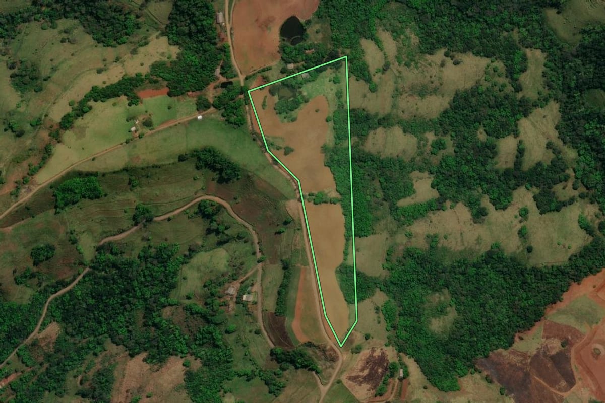 Imagem de satélite do imóvel rural em Barra Bonita (SC), com o contorno declarado no CAR desenhado por cima.