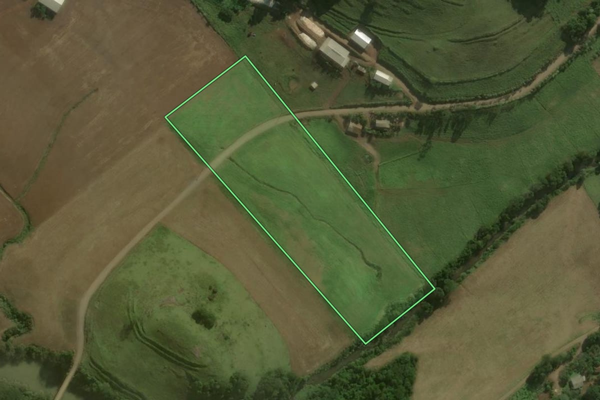 Imagem de satélite do imóvel rural em Barra Bonita (SC), com o contorno declarado no CAR desenhado por cima.