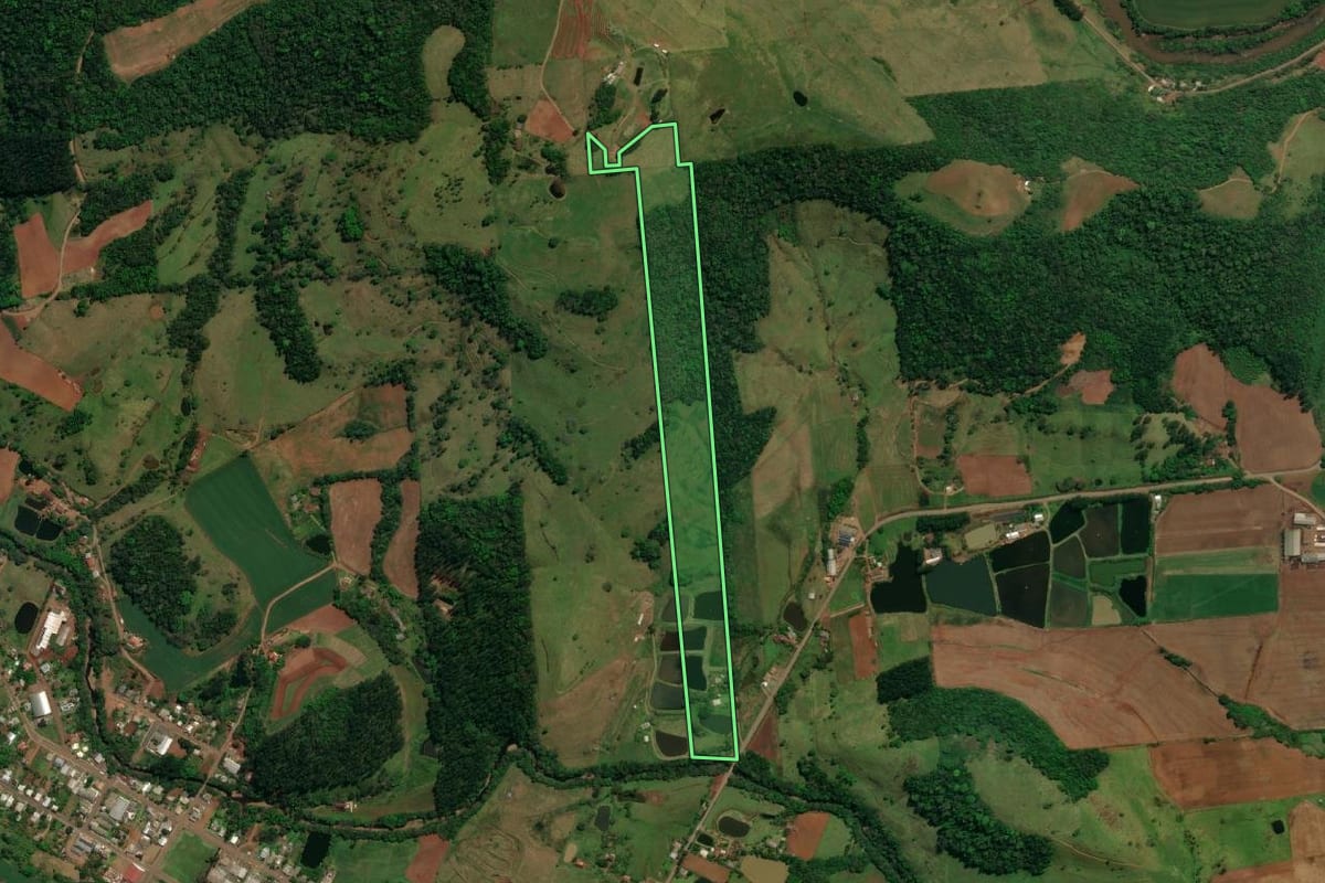 Imagem de satélite do imóvel rural em Barra Bonita (SC), com o contorno declarado no CAR desenhado por cima.