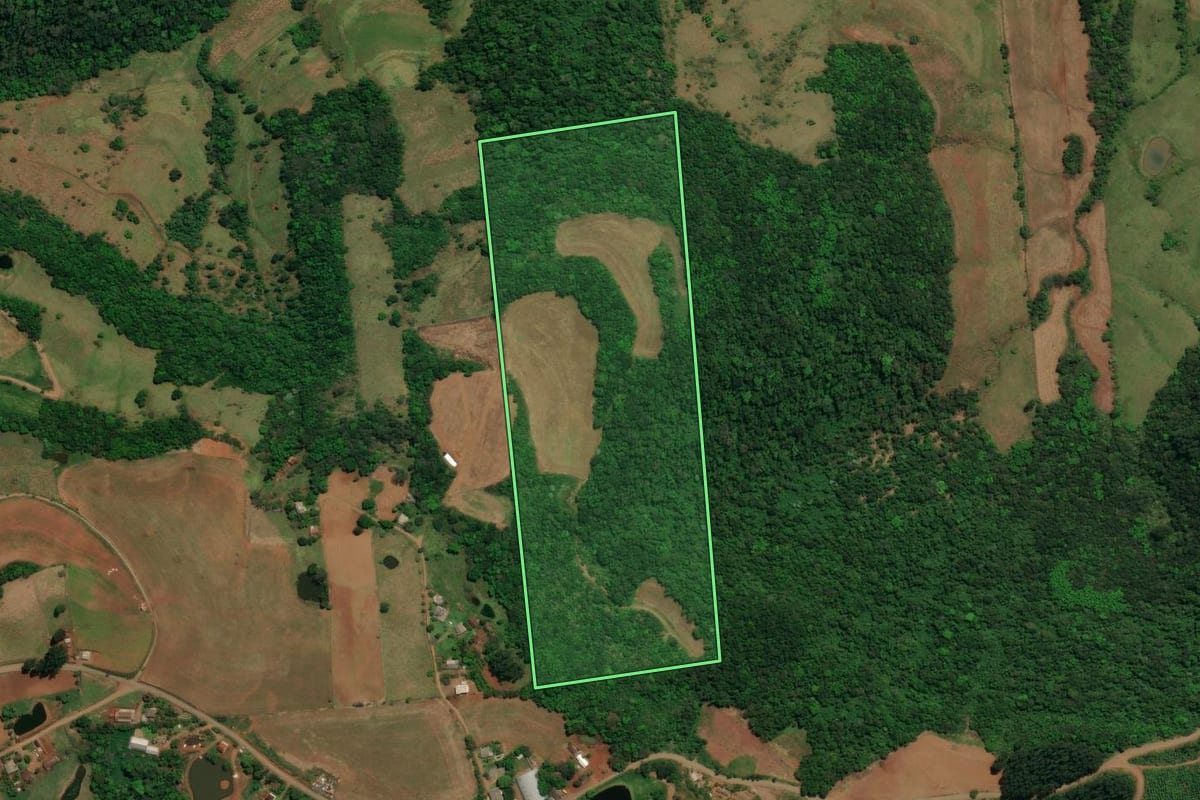 Imagem de satélite do imóvel rural em Barra Bonita (SC), com o contorno declarado no CAR desenhado por cima.