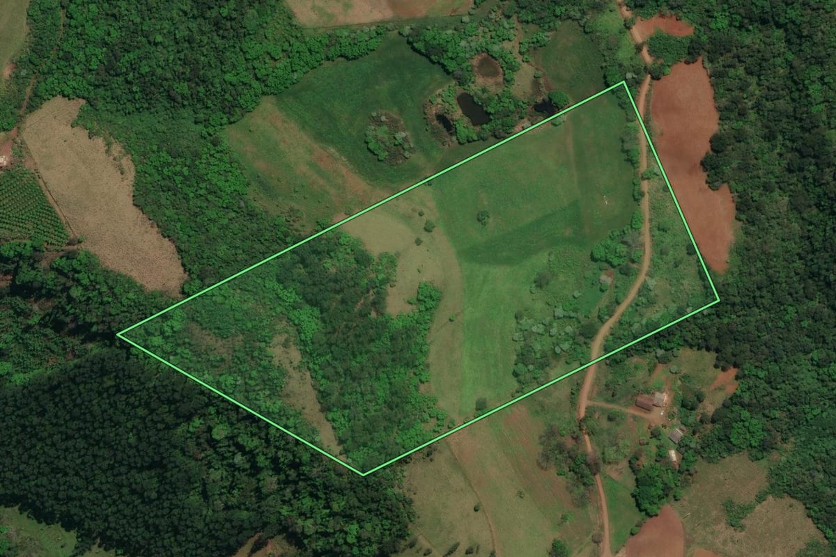 Imagem de satélite do imóvel rural em Barra Bonita (SC), com o contorno declarado no CAR desenhado por cima.