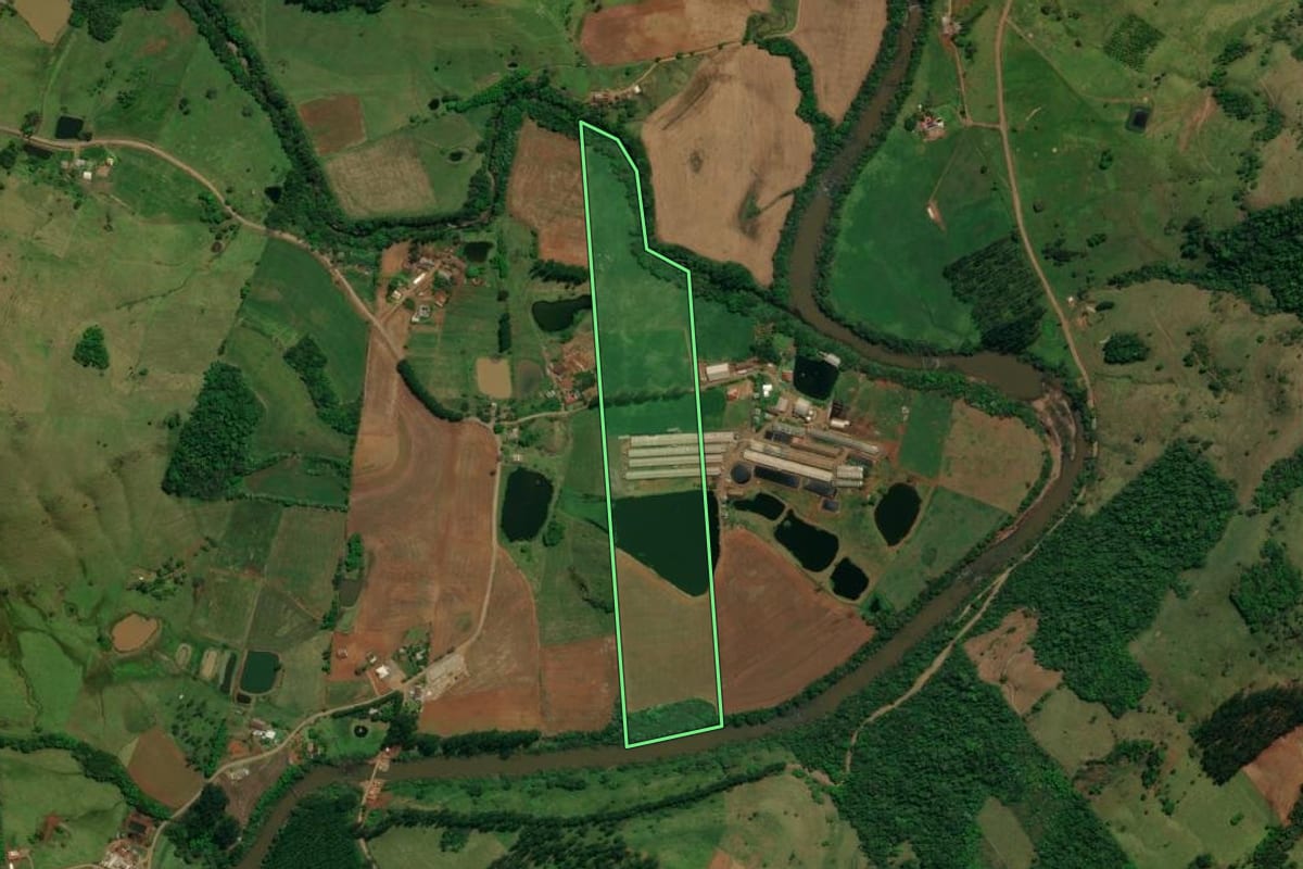 Imagem de satélite do imóvel rural em Barra Bonita (SC), com o contorno declarado no CAR desenhado por cima.