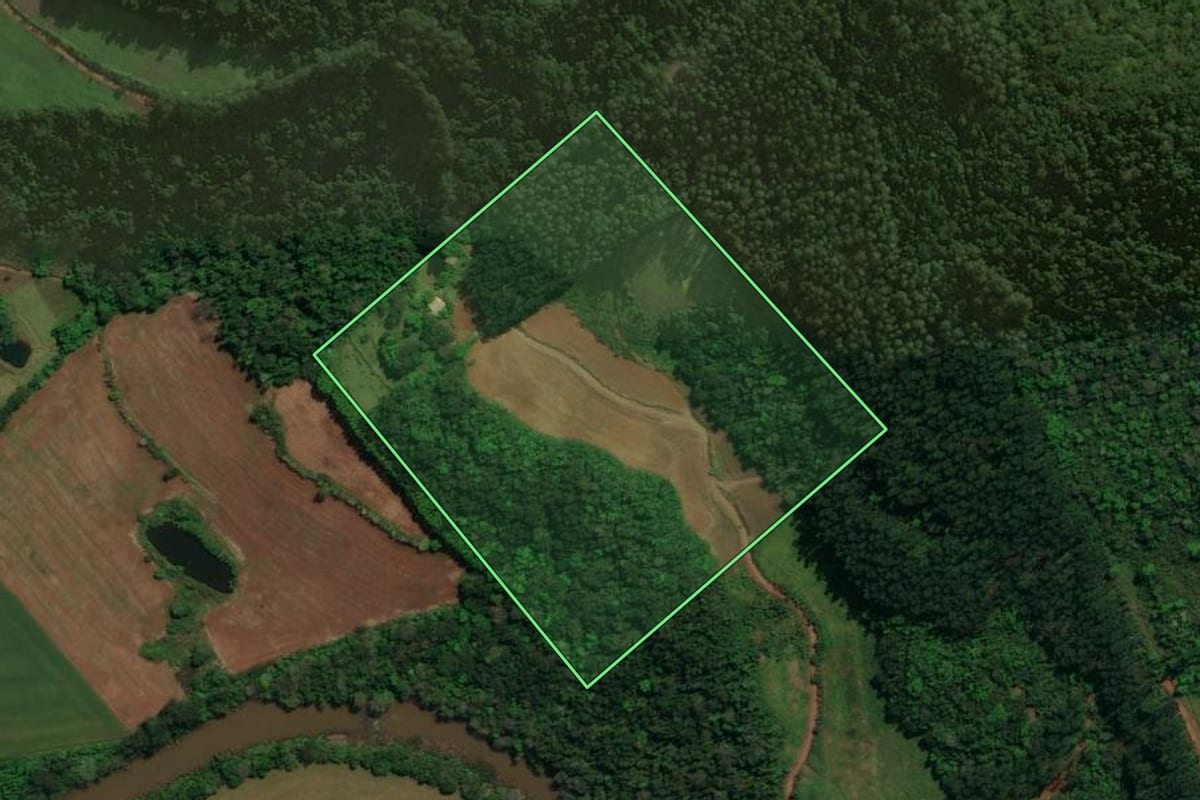 Imagem de satélite do imóvel rural em Barra Bonita (SC), com o contorno declarado no CAR desenhado por cima.