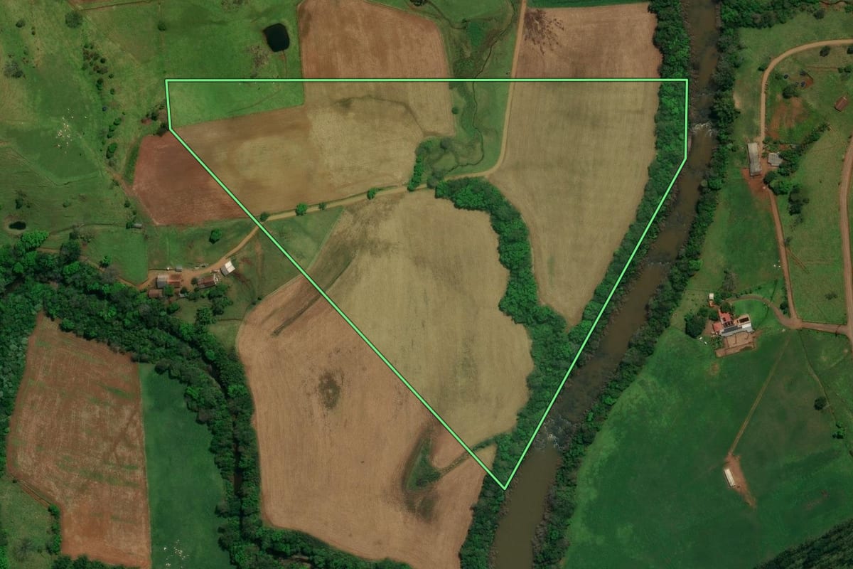 Imagem de satélite do imóvel rural em Barra Bonita (SC), com o contorno declarado no CAR desenhado por cima.