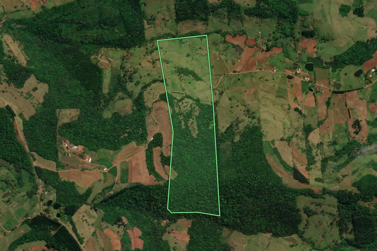 Imagem de satélite do imóvel rural em Barra Bonita (SC), com o contorno declarado no CAR desenhado por cima.
