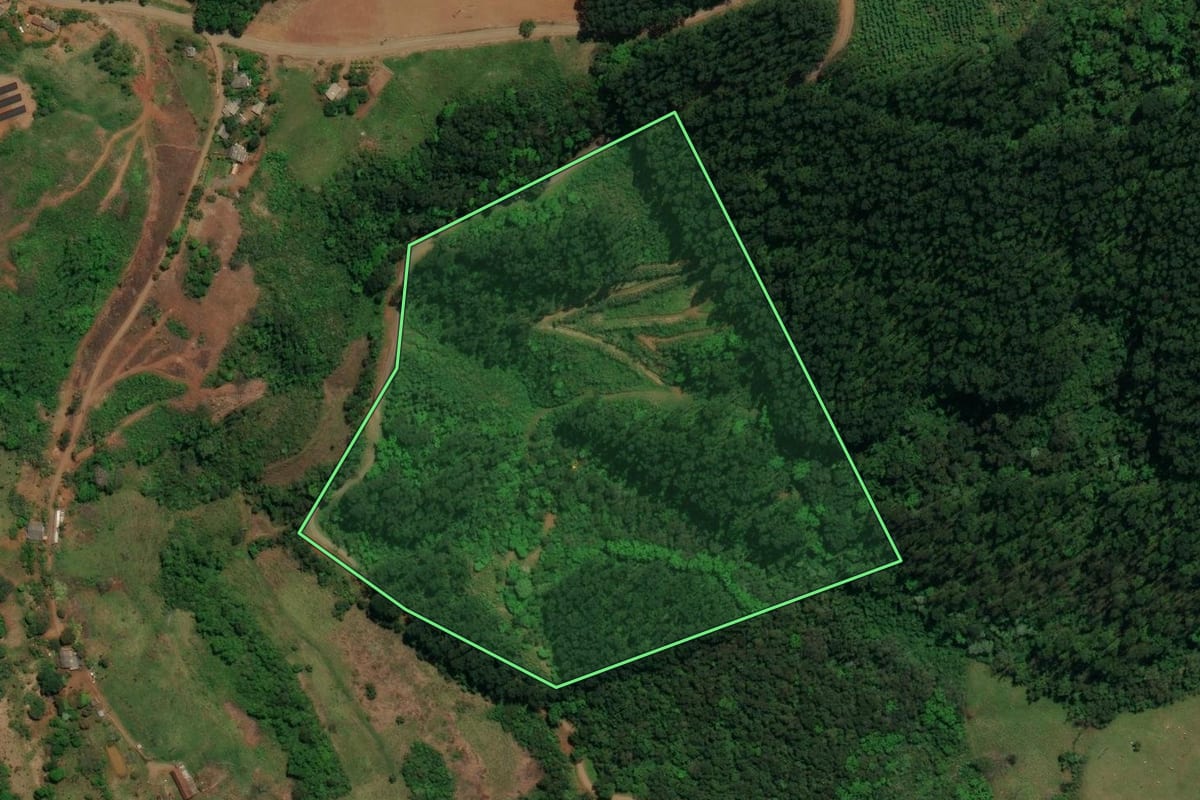 Imagem de satélite do imóvel rural em Barra Bonita (SC), com o contorno declarado no CAR desenhado por cima.