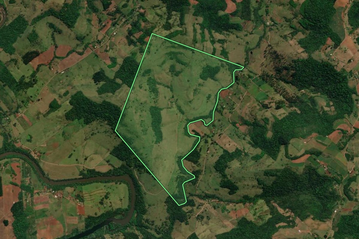 Imagem de satélite do imóvel rural em Barra Bonita (SC), com o contorno declarado no CAR desenhado por cima.