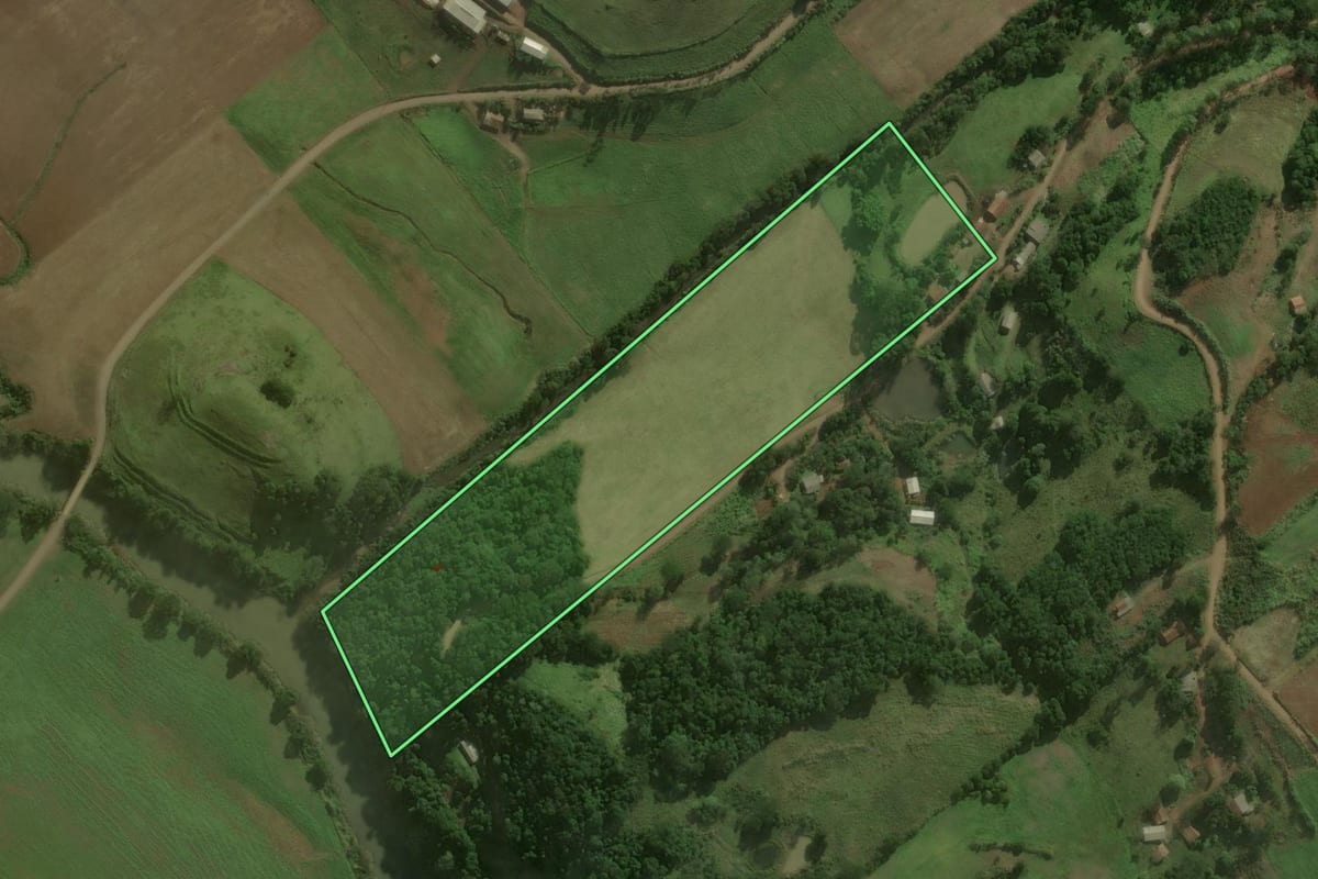 Imagem de satélite do imóvel rural em Barra Bonita (SC), com o contorno declarado no CAR desenhado por cima.