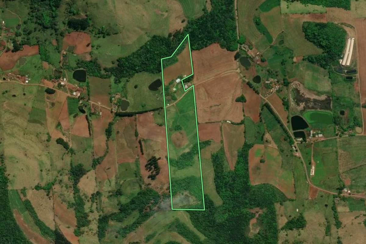 Imagem de satélite do imóvel rural em Barra Bonita (SC), com o contorno declarado no CAR desenhado por cima.