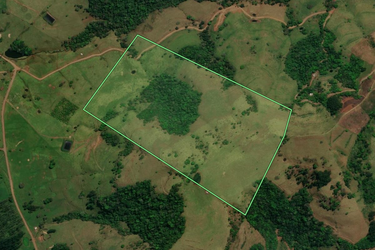 Imagem de satélite do imóvel rural em Barra Bonita (SC), com o contorno declarado no CAR desenhado por cima.