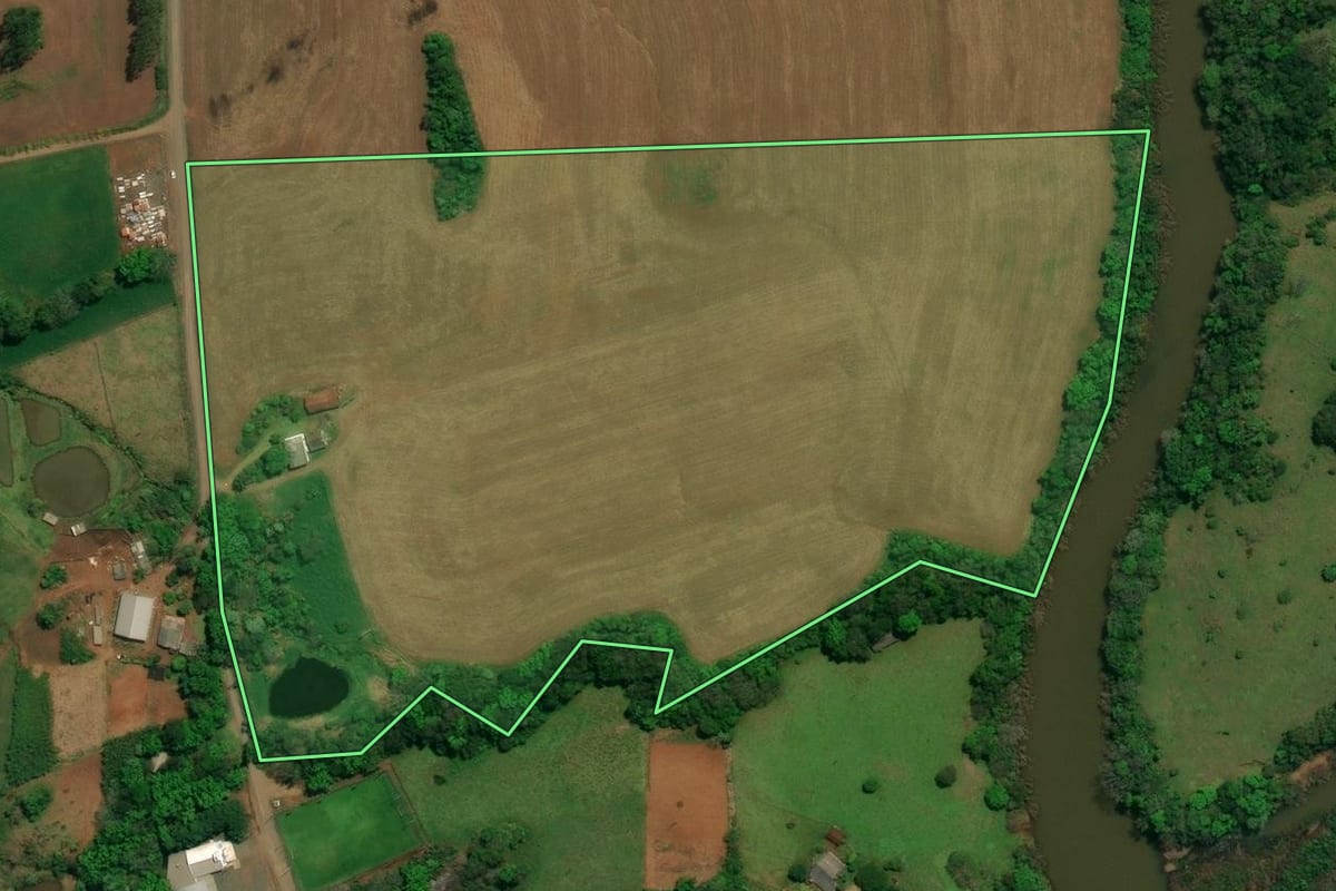 Imagem de satélite do imóvel rural em Barra Bonita (SC), com o contorno declarado no CAR desenhado por cima.