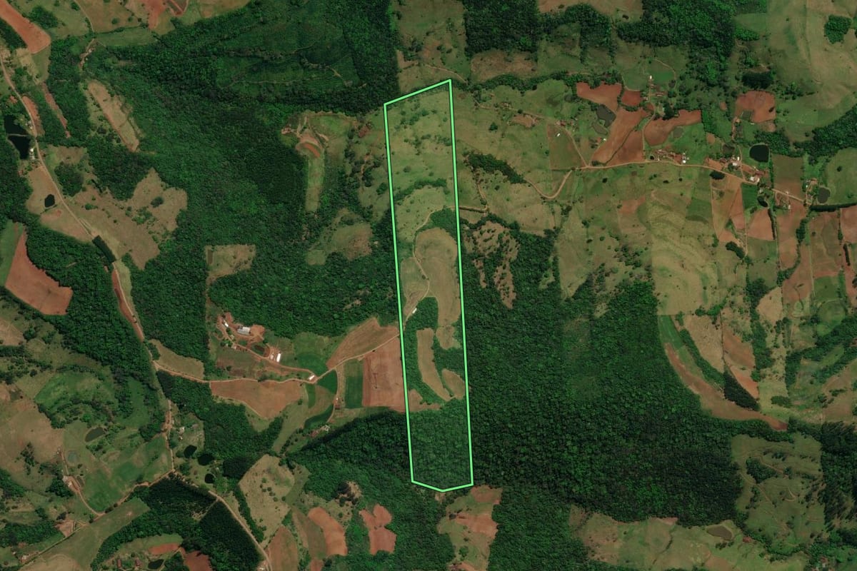 Imagem de satélite do imóvel rural em Barra Bonita (SC), com o contorno declarado no CAR desenhado por cima.