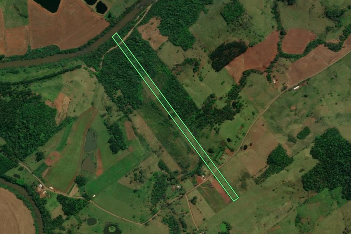 Imagem de satélite do imóvel rural em Barra Bonita (SC), com o contorno declarado no CAR desenhado por cima.