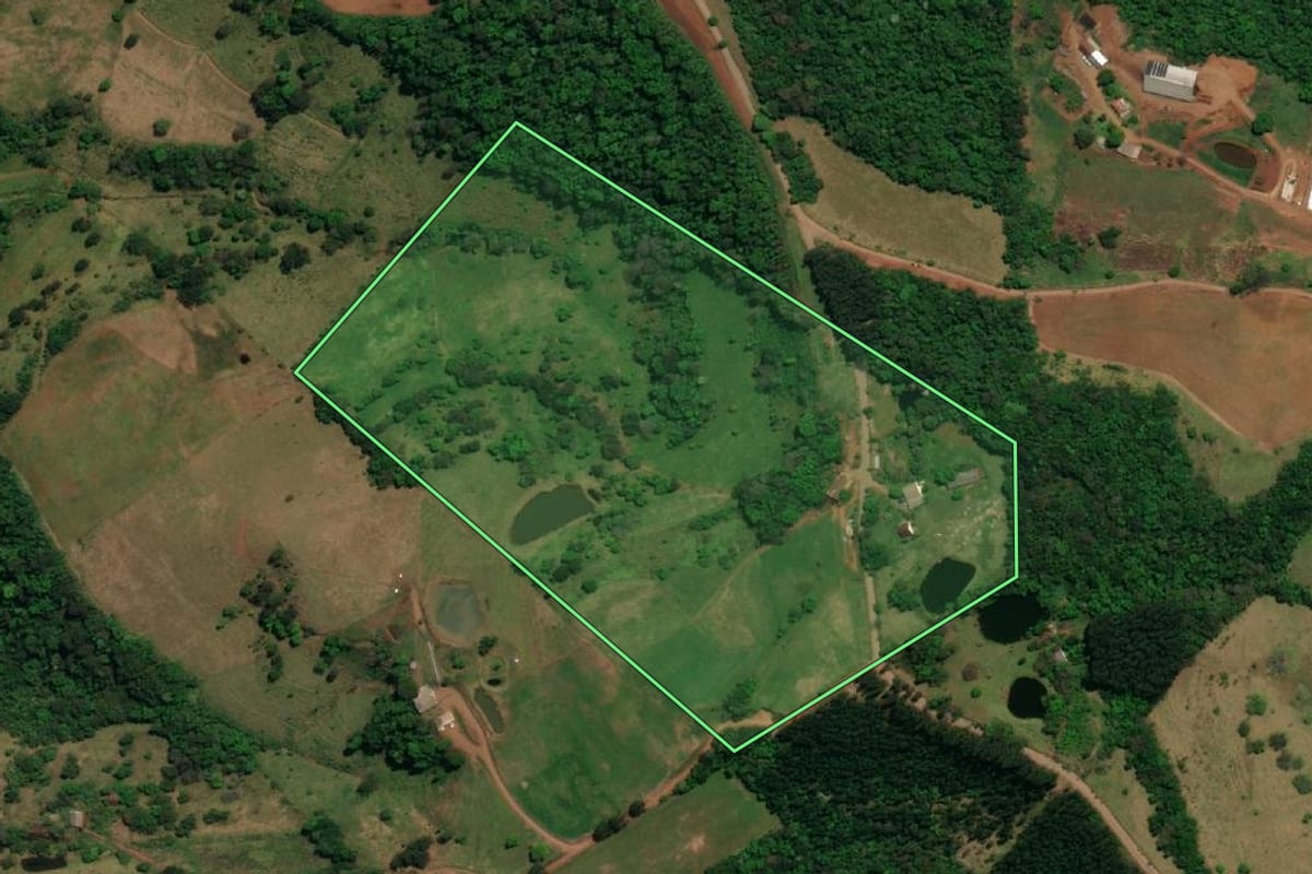 Imagem de satélite do imóvel rural em Barra Bonita (SC), com o contorno declarado no CAR desenhado por cima.