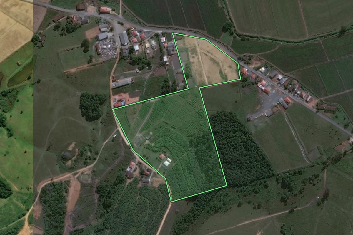 Imagem de satélite do imóvel rural em Barra Velha (SC), com o contorno declarado no CAR desenhado por cima.