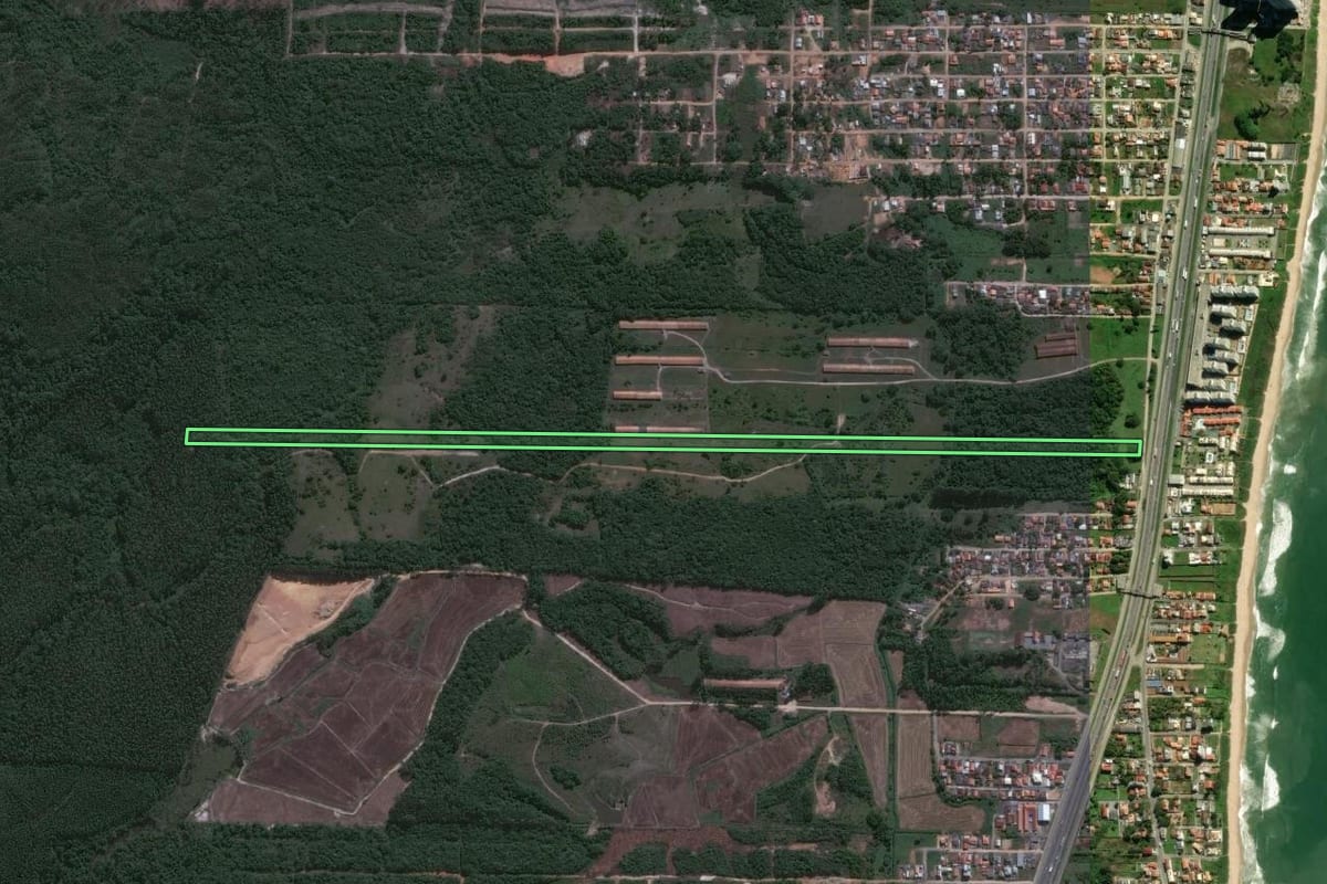 Imagem de satélite do imóvel rural em Barra Velha (SC), com o contorno declarado no CAR desenhado por cima.
