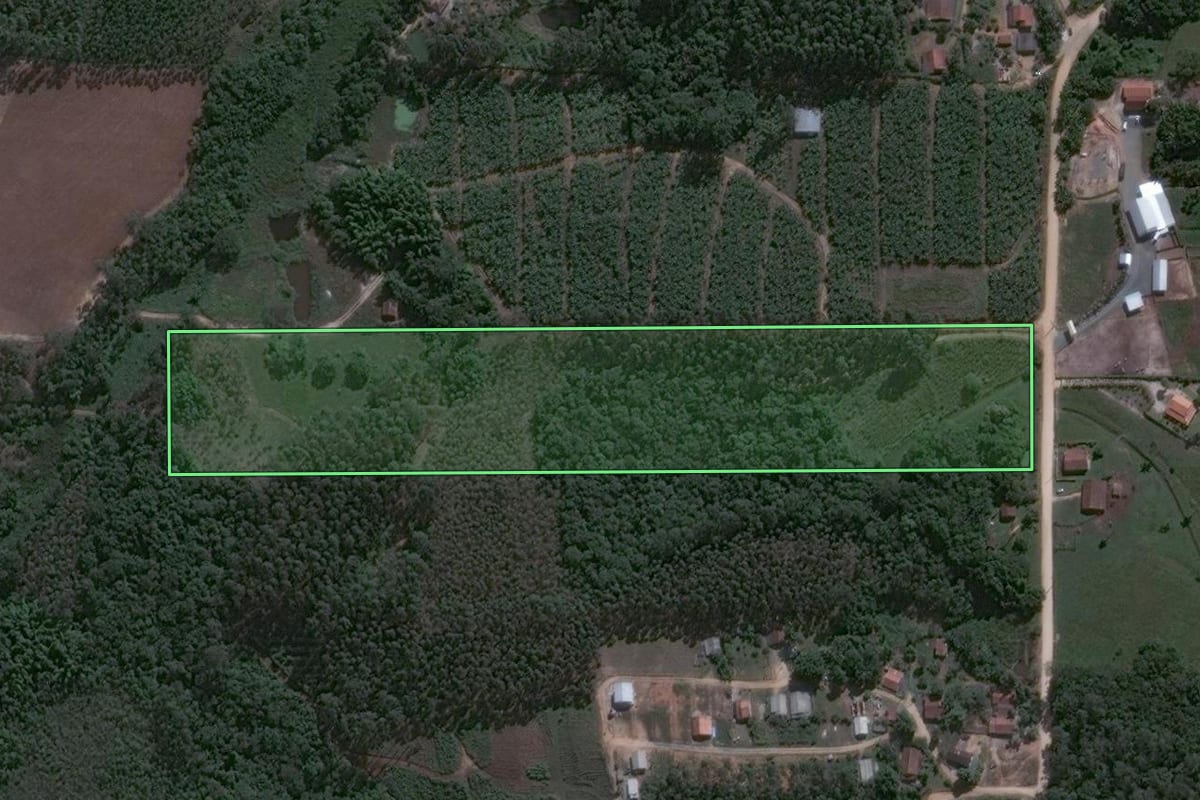 Imagem de satélite do imóvel rural em Barra Velha (SC), com o contorno declarado no CAR desenhado por cima.