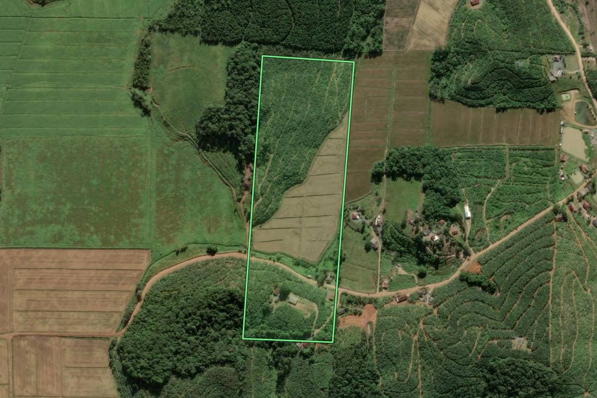 Imagem de satélite do imóvel rural em Barra Velha (SC), com o contorno declarado no CAR desenhado por cima.