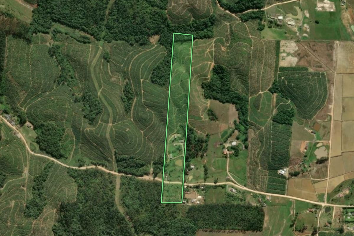 Imagem de satélite do imóvel rural em Barra Velha (SC), com o contorno declarado no CAR desenhado por cima.