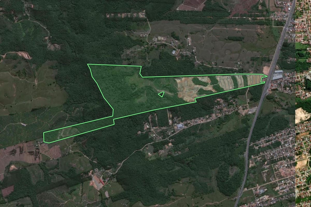 Imagem de satélite do imóvel rural em Barra Velha (SC), com o contorno declarado no CAR desenhado por cima.