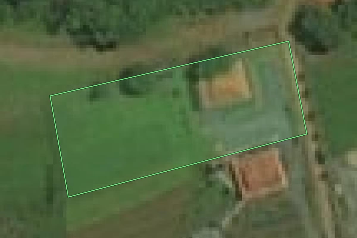 Imagem de satélite do imóvel rural em Barra Velha (SC), com o contorno declarado no CAR desenhado por cima.