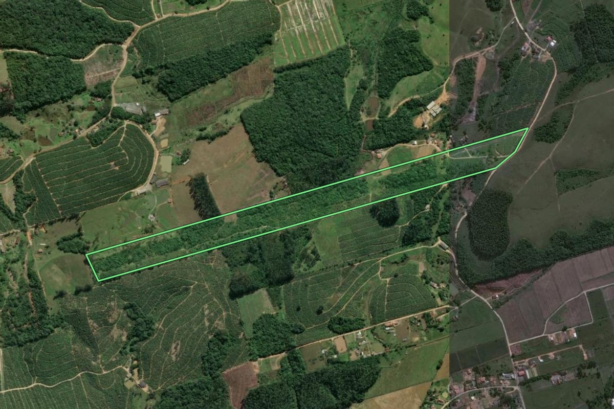 Imagem de satélite do imóvel rural em Barra Velha (SC), com o contorno declarado no CAR desenhado por cima.