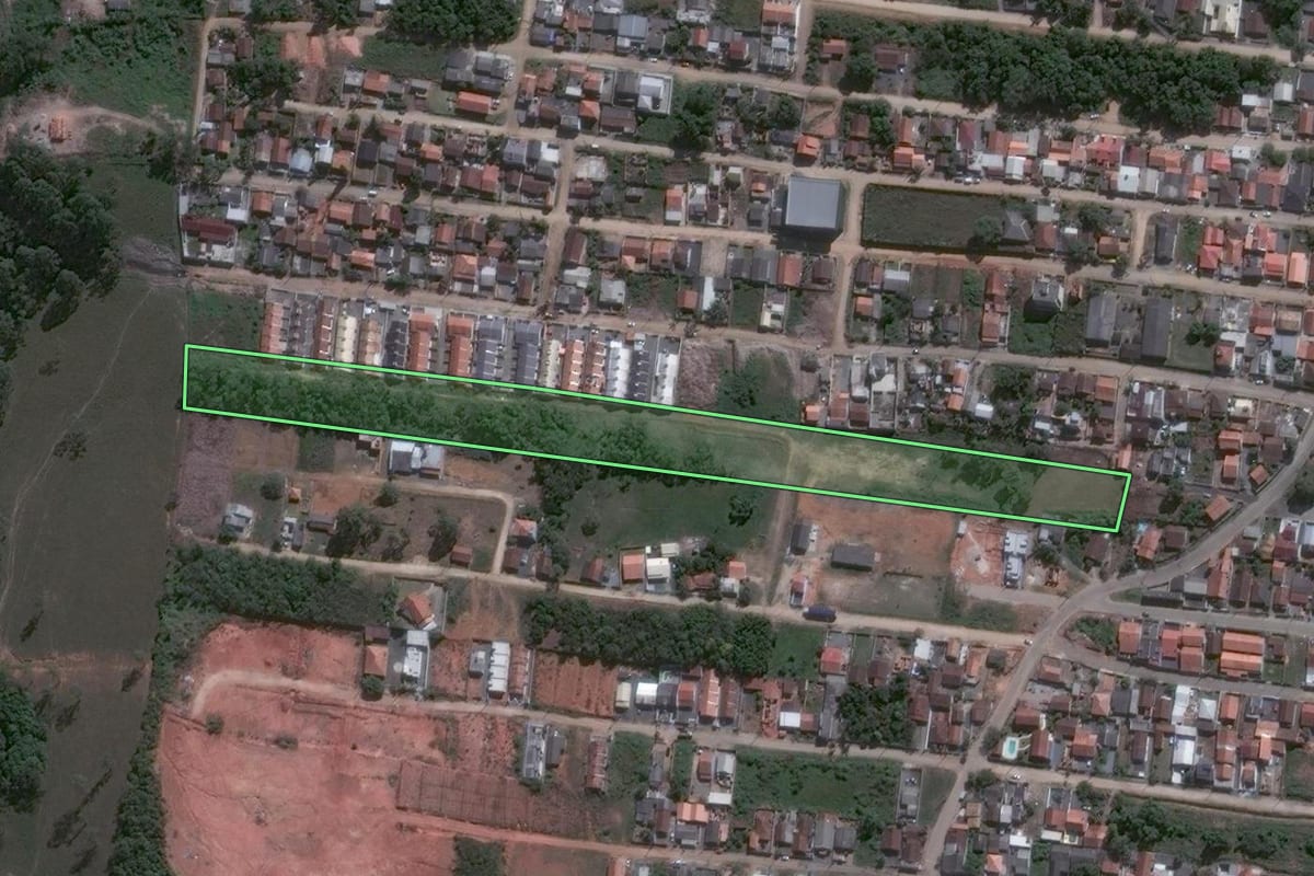 Imagem de satélite do imóvel rural em Barra Velha (SC), com o contorno declarado no CAR desenhado por cima.