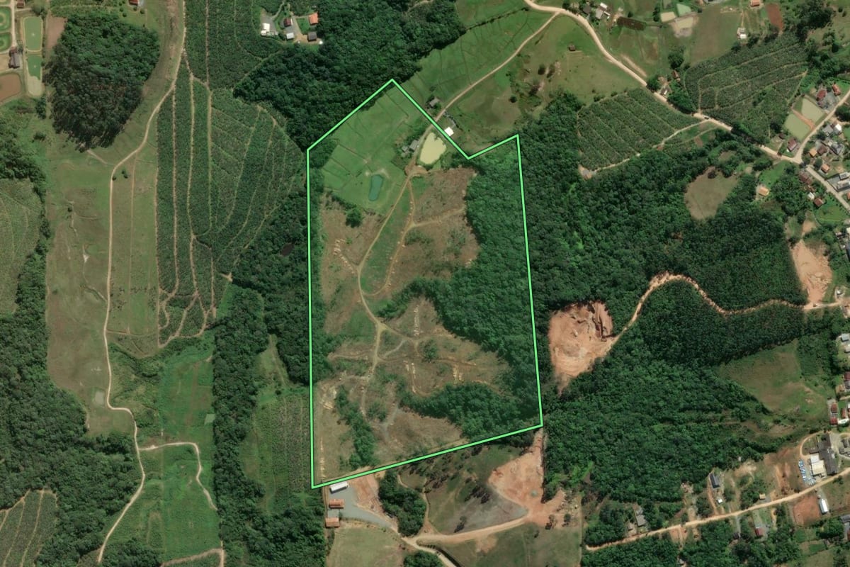 Imagem de satélite do imóvel rural em Barra Velha (SC), com o contorno declarado no CAR desenhado por cima.