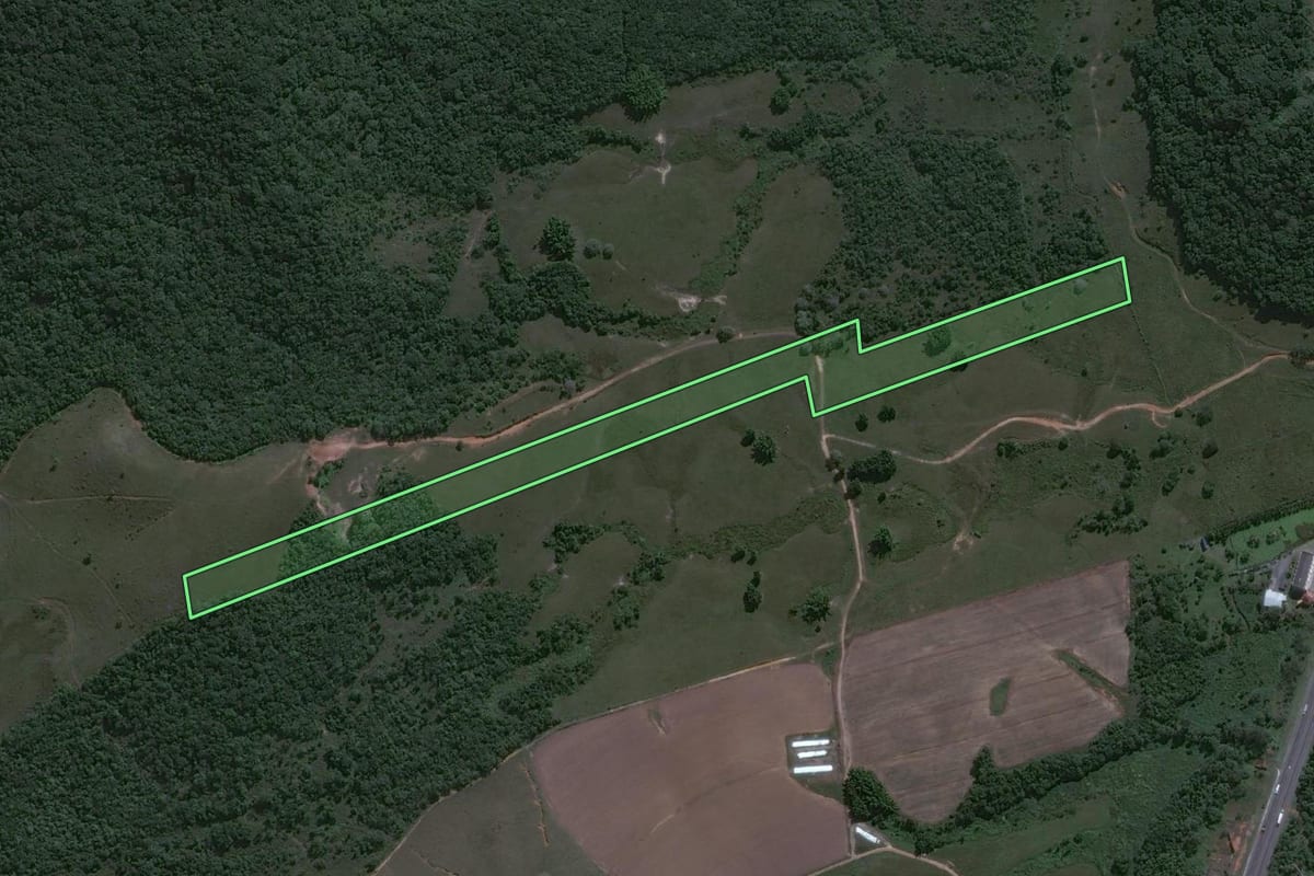 Imagem de satélite do imóvel rural em Barra Velha (SC), com o contorno declarado no CAR desenhado por cima.