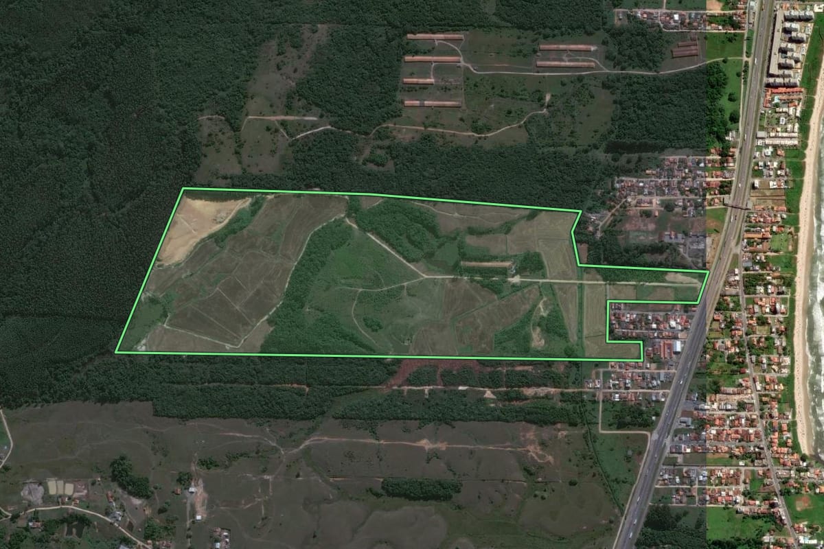 Imagem de satélite do imóvel rural em Barra Velha (SC), com o contorno declarado no CAR desenhado por cima.