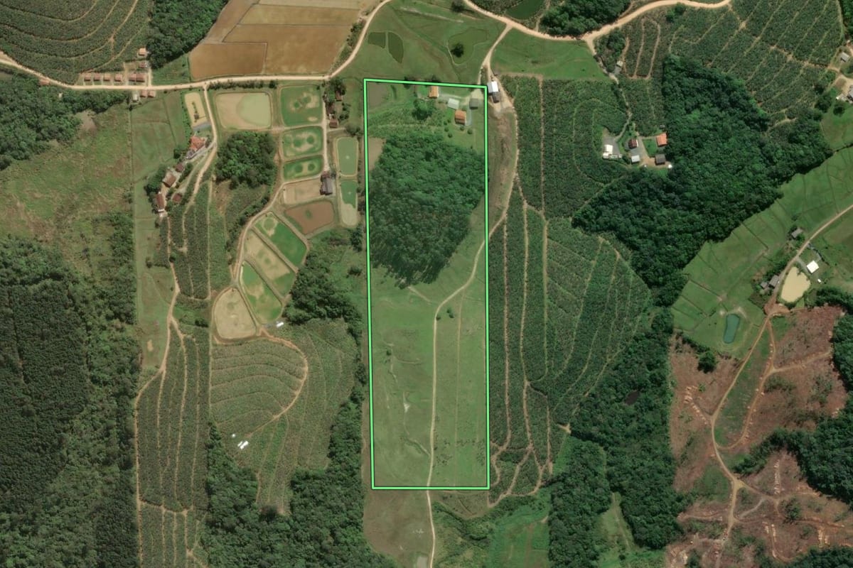 Imagem de satélite do imóvel rural em Barra Velha (SC), com o contorno declarado no CAR desenhado por cima.