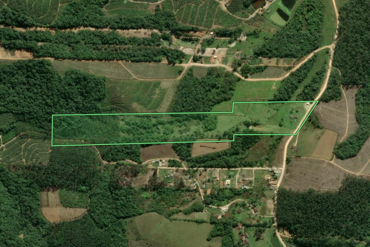 Imagem de satélite do imóvel rural em Barra Velha (SC), com o contorno declarado no CAR desenhado por cima.