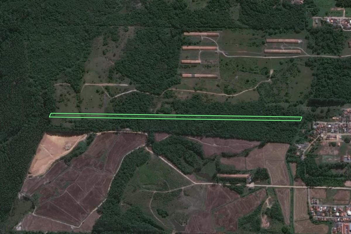 Imagem de satélite do imóvel rural em Barra Velha (SC), com o contorno declarado no CAR desenhado por cima.