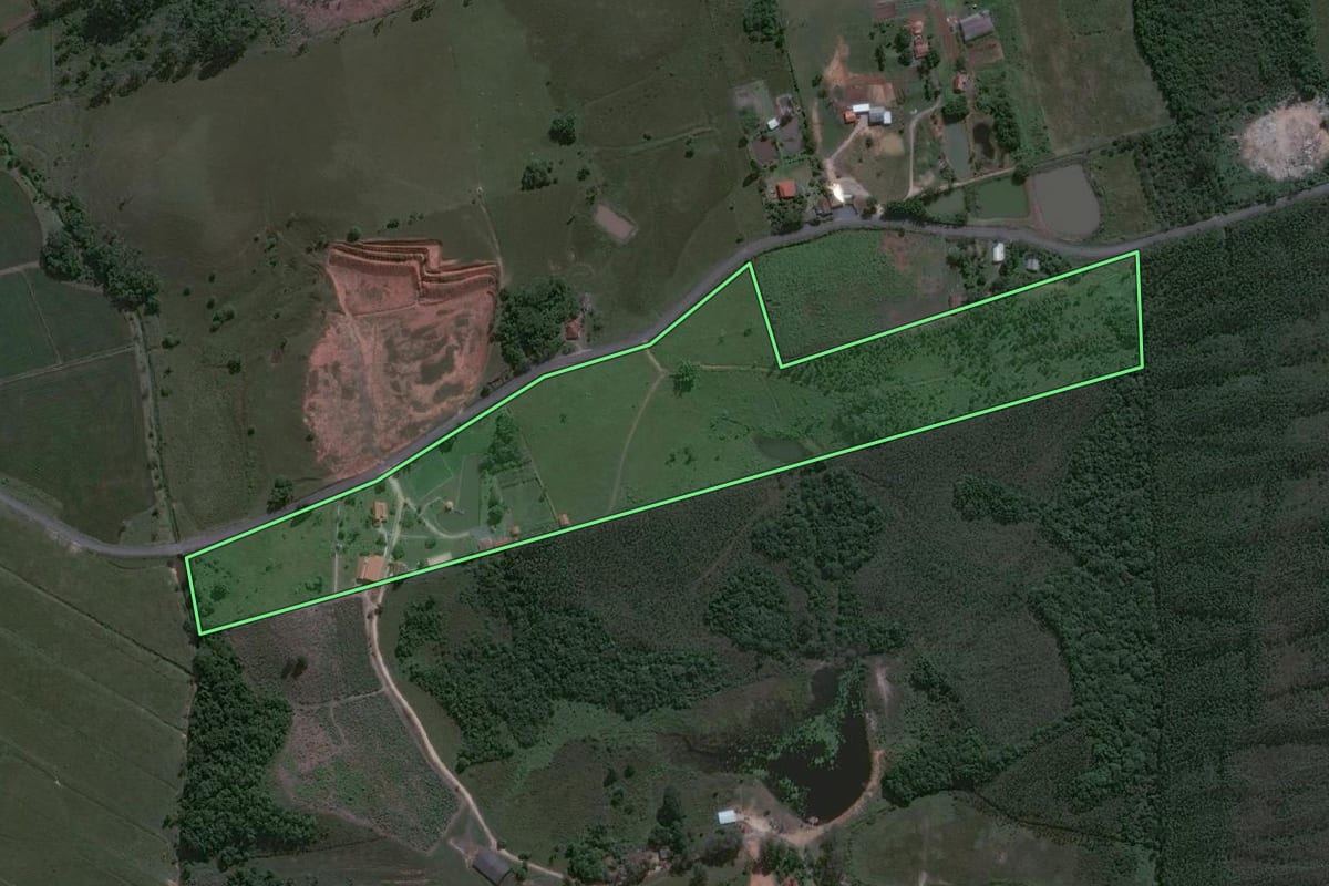 Imagem de satélite do imóvel rural em Barra Velha (SC), com o contorno declarado no CAR desenhado por cima.