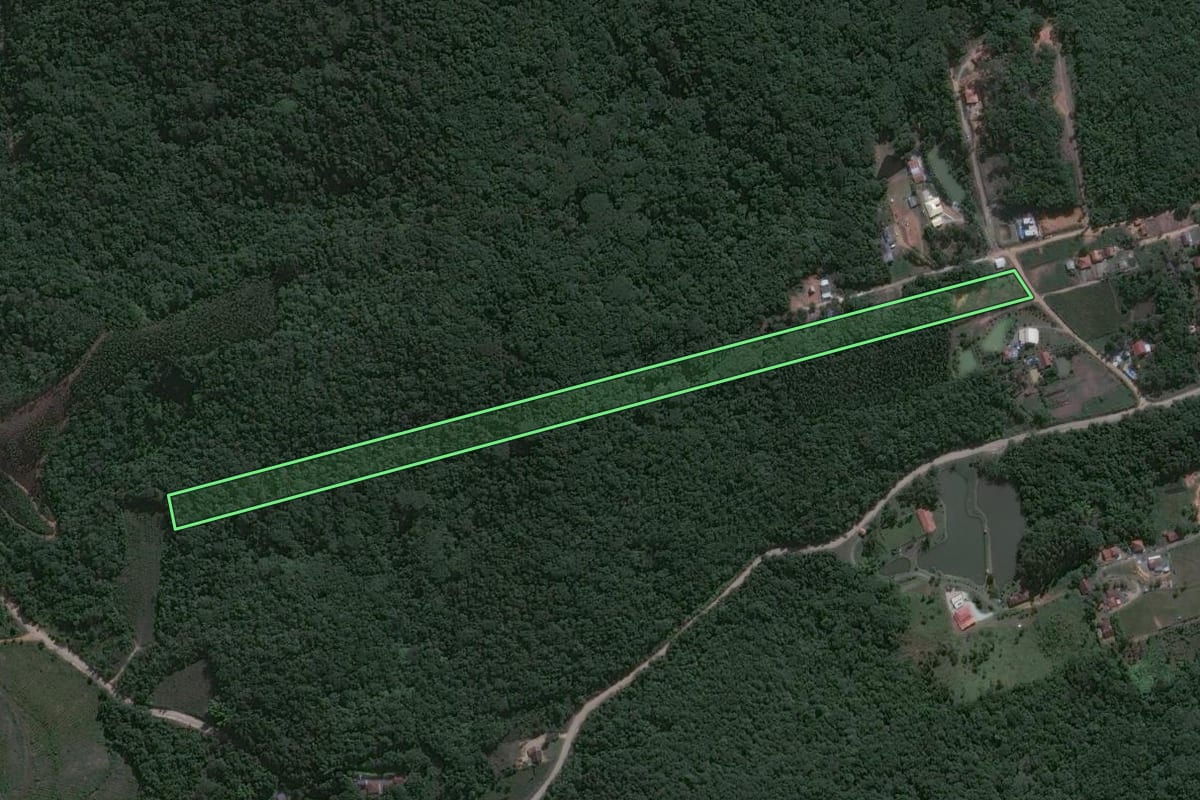 Imagem de satélite do imóvel rural em Barra Velha (SC), com o contorno declarado no CAR desenhado por cima.