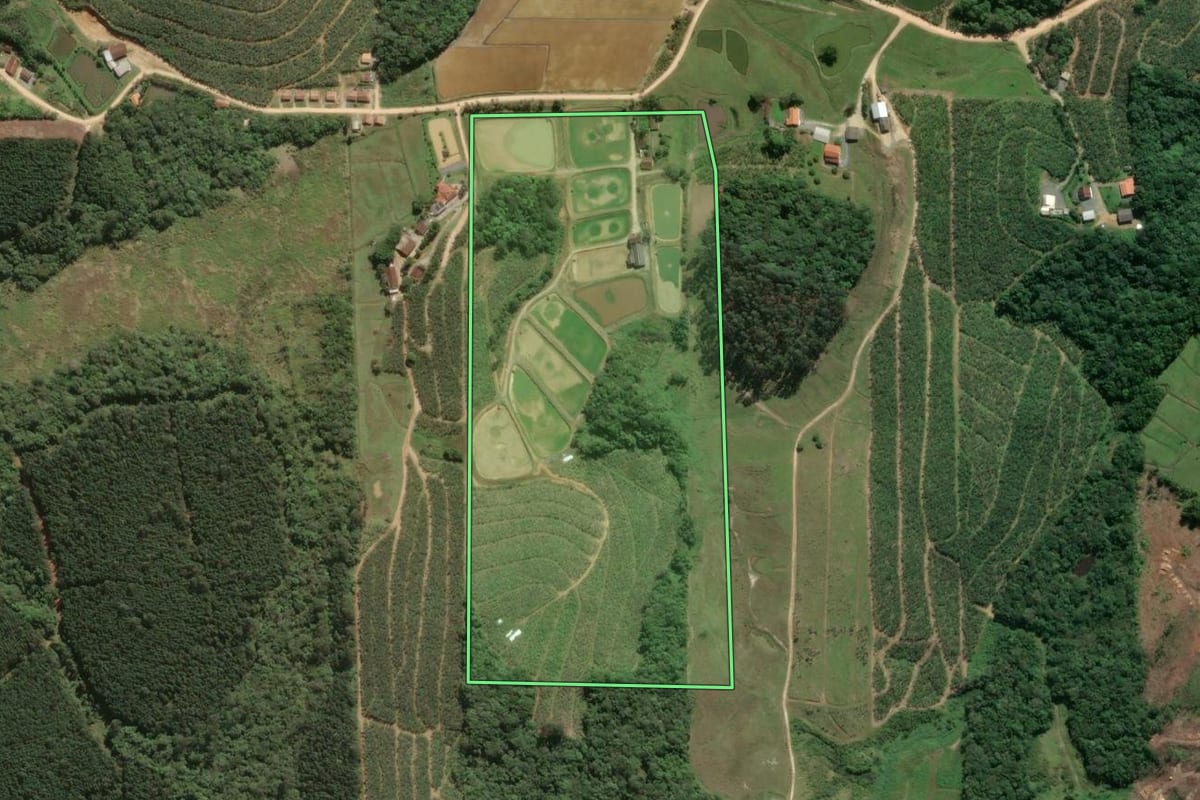 Imagem de satélite do imóvel rural em Barra Velha (SC), com o contorno declarado no CAR desenhado por cima.