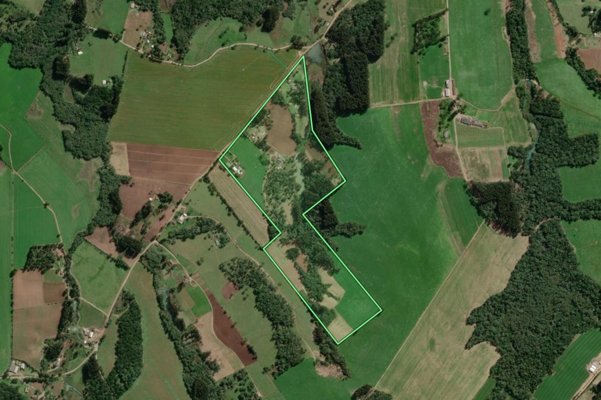 Imagem de satélite do imóvel rural em Bela Vista do Toldo (SC), com o contorno declarado no CAR desenhado por cima.