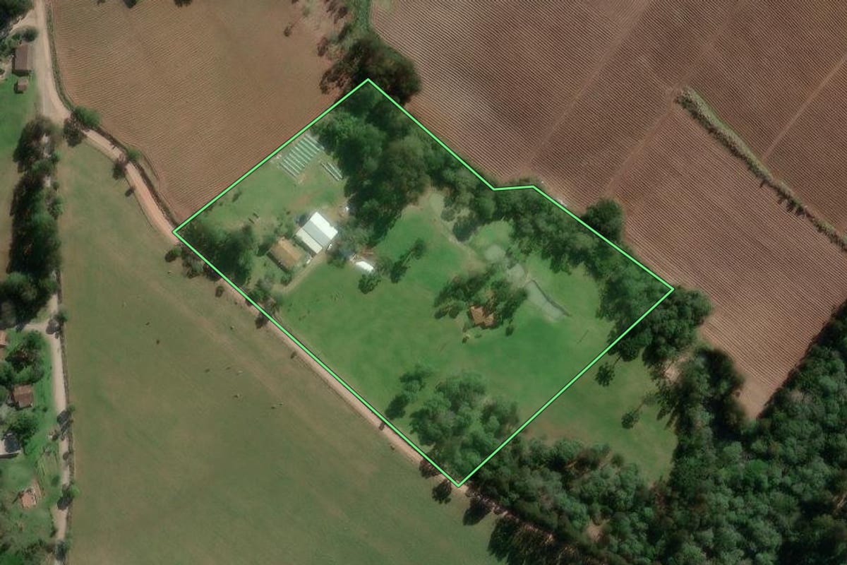 Imagem de satélite do imóvel rural em Bela Vista do Toldo (SC), com o contorno declarado no CAR desenhado por cima.