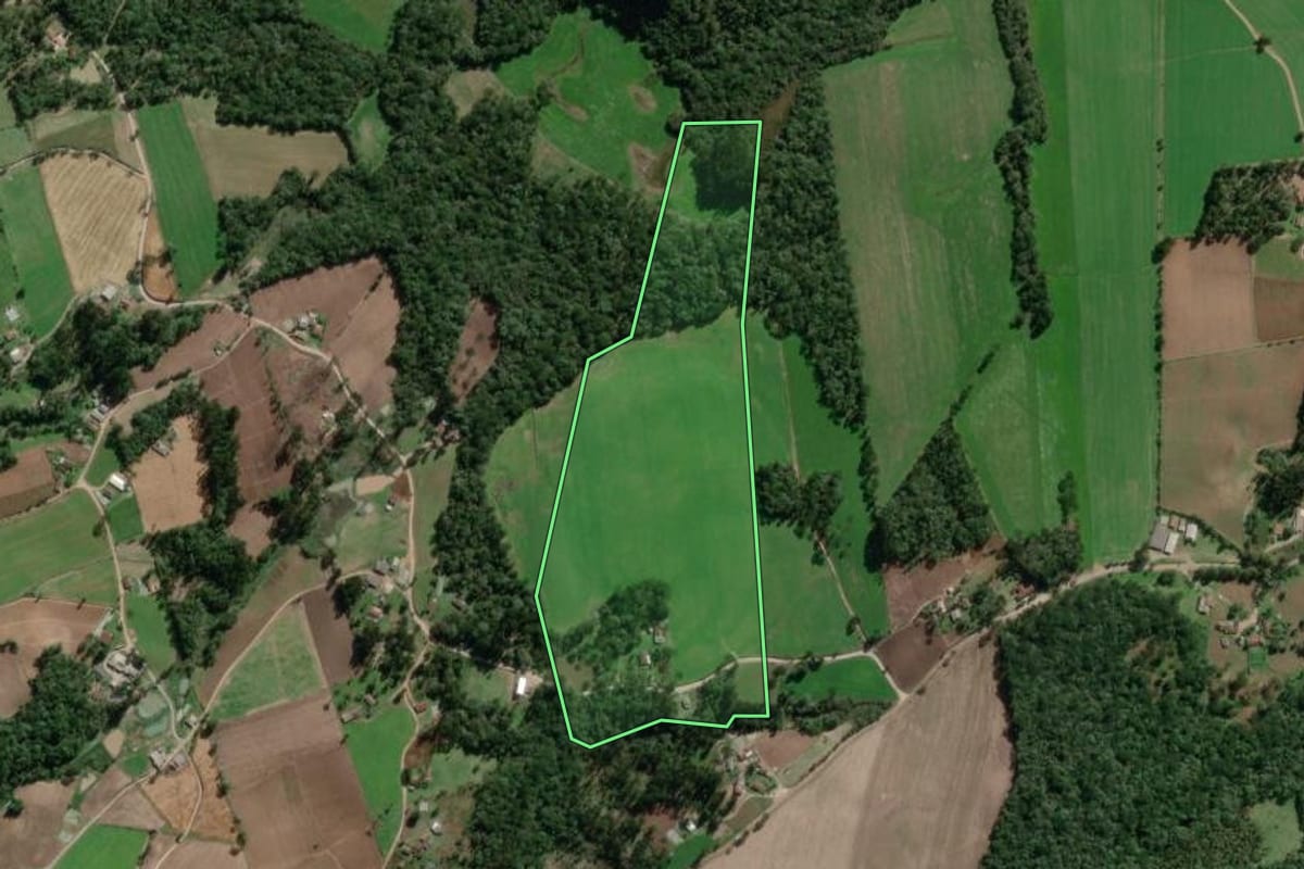 Imagem de satélite do imóvel rural em Bela Vista do Toldo (SC), com o contorno declarado no CAR desenhado por cima.