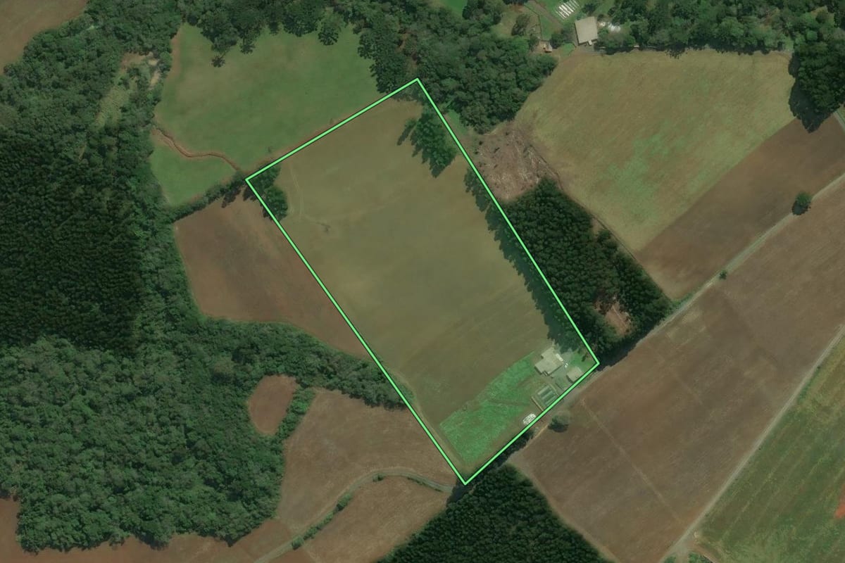 Imagem de satélite do imóvel rural em Bela Vista do Toldo (SC), com o contorno declarado no CAR desenhado por cima.