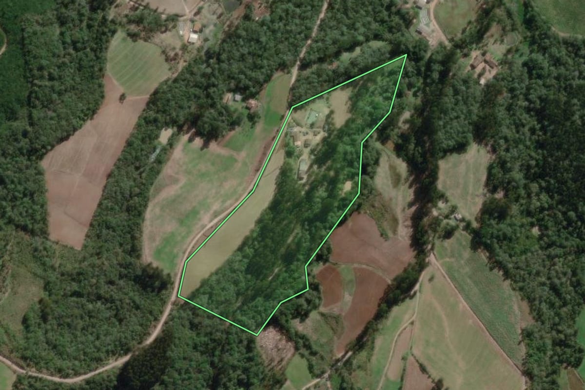 Imagem de satélite do imóvel rural em Bela Vista do Toldo (SC), com o contorno declarado no CAR desenhado por cima.
