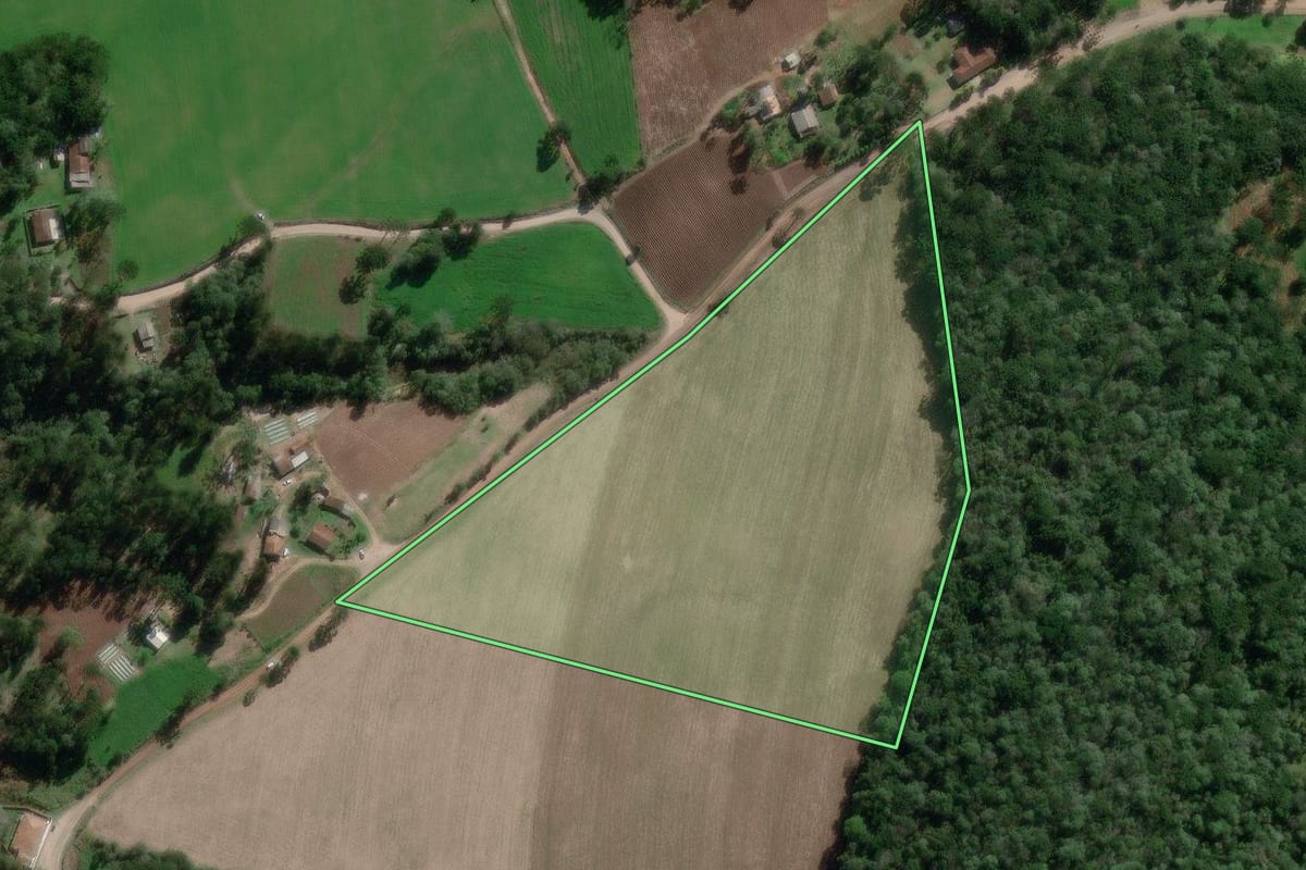 Imagem de satélite do imóvel rural em Bela Vista do Toldo (SC), com o contorno declarado no CAR desenhado por cima.