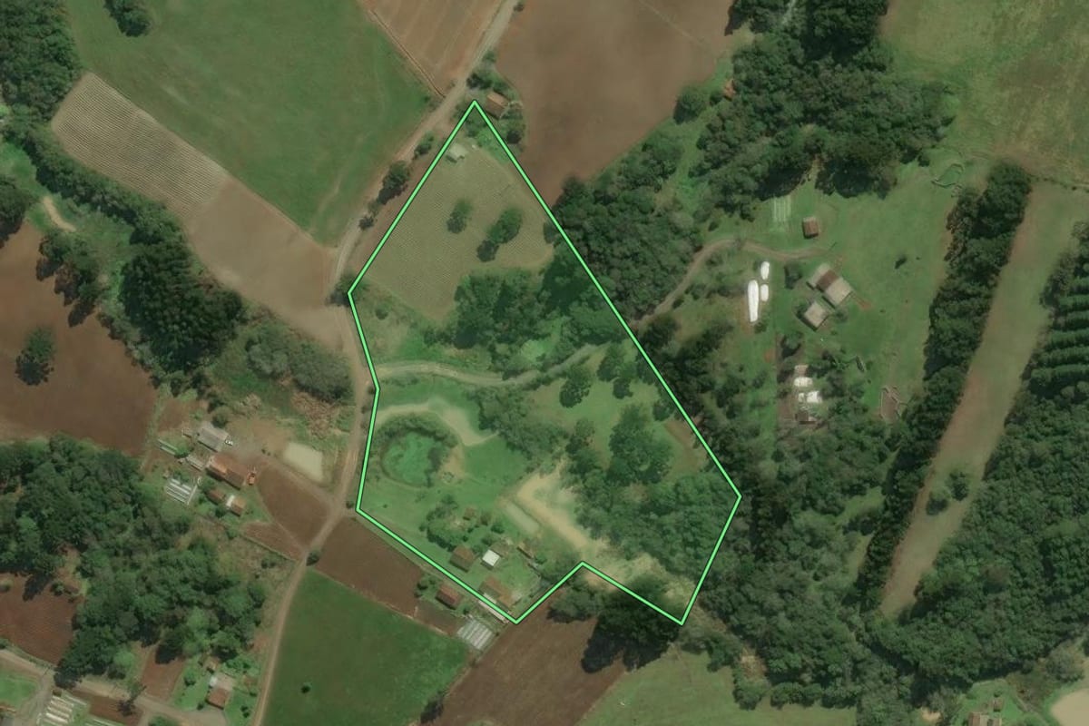 Imagem de satélite do imóvel rural em Bela Vista do Toldo (SC), com o contorno declarado no CAR desenhado por cima.