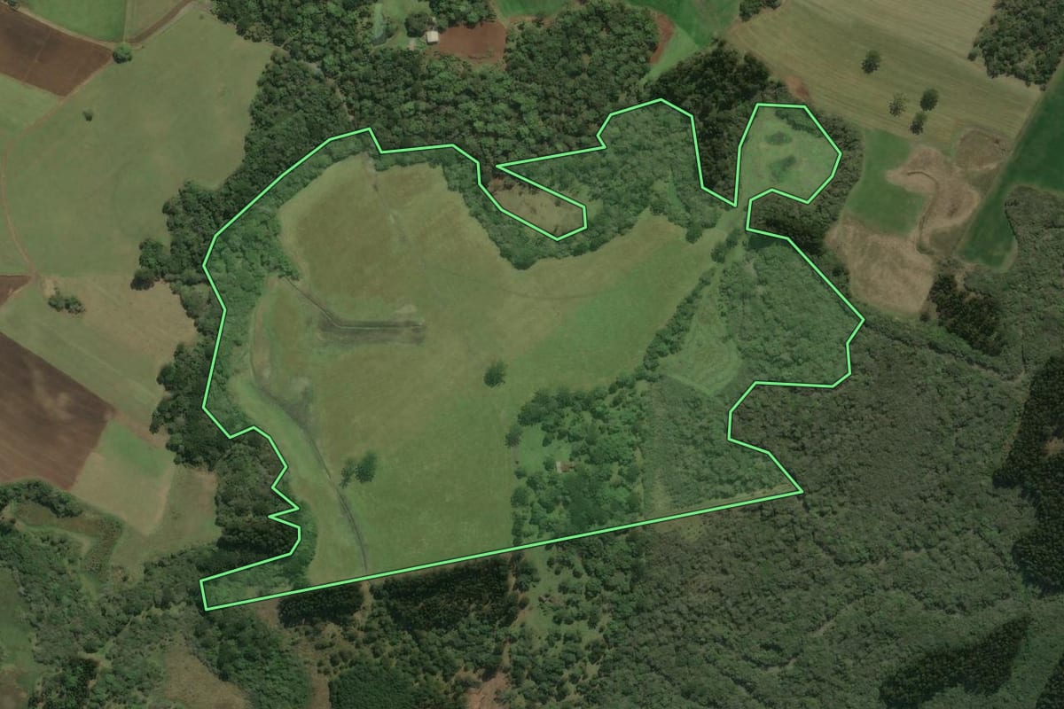 Imagem de satélite do imóvel rural em Bela Vista do Toldo (SC), com o contorno declarado no CAR desenhado por cima.